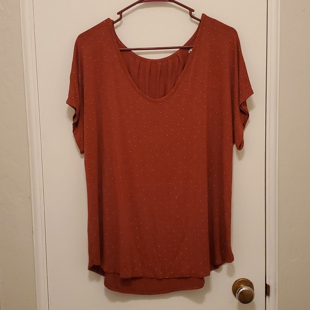 EVRI short sleeve Top blouse with Burnt Orange w Gold studded detail sz 0X 14/16